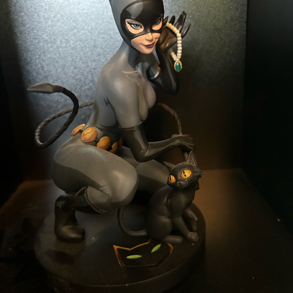 McFarlane DC Design Catwoman statue with box :) - Picture 10 of 16